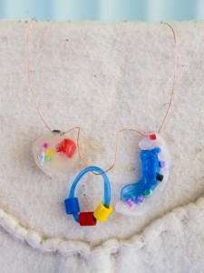 透明粘土ペンダント（by乙黒いく子）