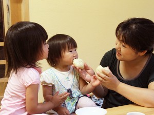 まんじゅうパクパク