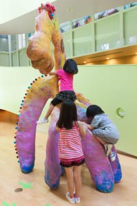 アートよじ登り遊具