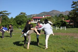 佐藤先生の指導のもと、早朝ヨガ　