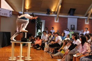 引きつる前列の鑑賞者